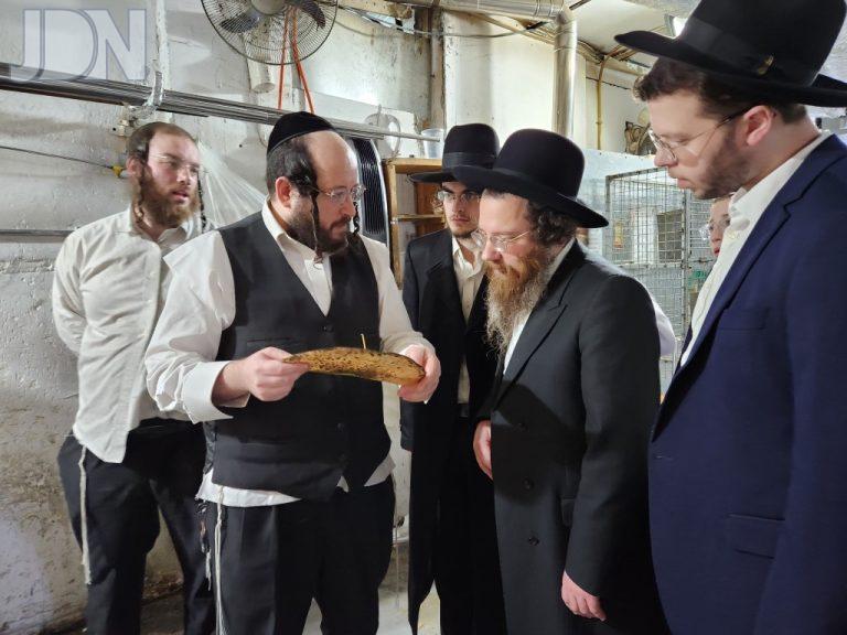 הגר''ע פריד בביקור במאפיית מצות (6)