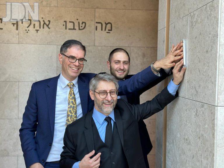 הרב קורסיה בקביעת המזוזה - צילום באדיבות מזכירות ועידת רבני אירופה