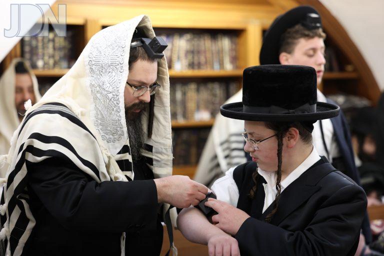 הרבי מדינוב בהנחת תפילין לבנו באתרא קדישא מירון (5)