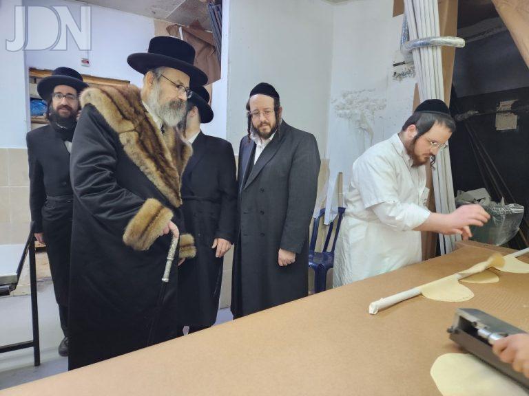 ויז'ניץ לונדון בסיור במאפיית מסורת המצות (1)