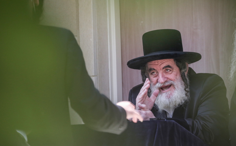 הרבי זכה לדור חמישי וממריא לאמריקה: ברית משולבת בבר מצווה – אלה המלווים