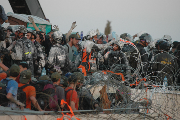 Jewish settlers oppose their evacuation from their homes in the Jewish settlement of Kfar Darom
