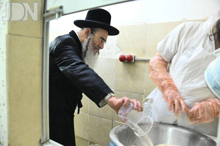 אלכסנדר אפיית מצות (12)
