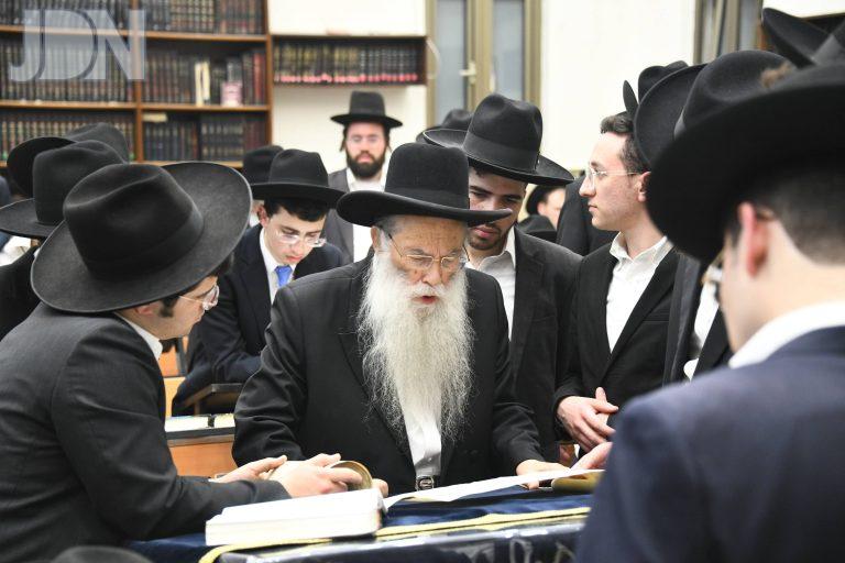 בית מאיר קריאת המגילה (4)