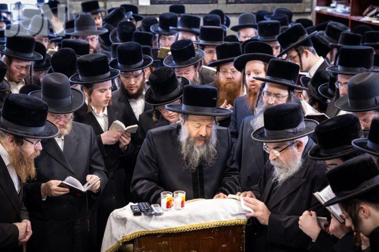 האדמו''ר מבאבוב-45 בעלי' לציון חותנו רבי נפתלי צבי מבאבוב פג (8)