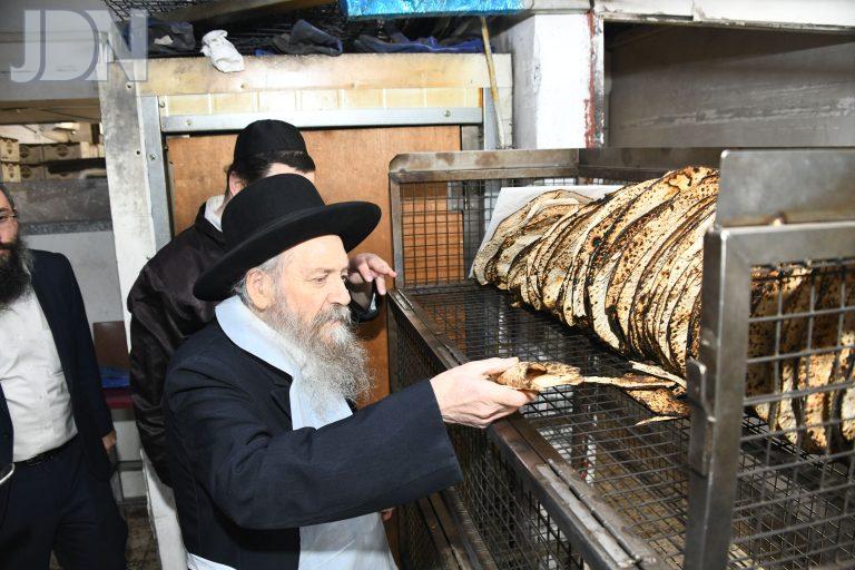 הגר''ד בצרי באפיית מצות (15)