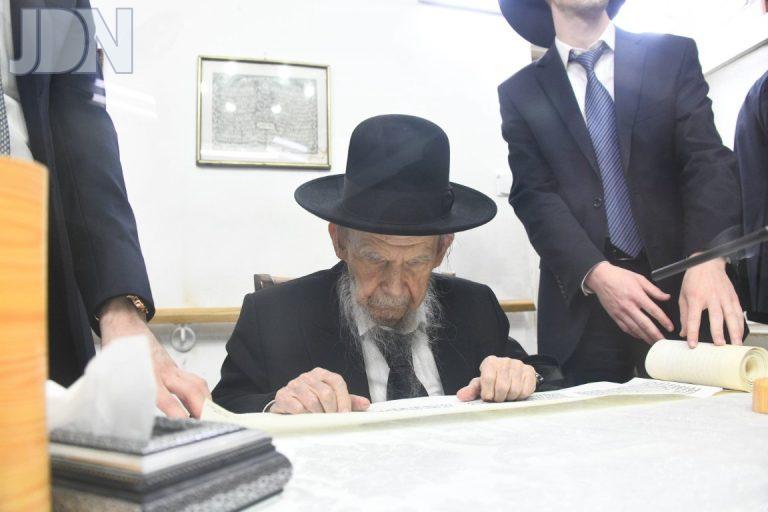 הגרי''ג אדלשטיין קריאת המגילה (6)