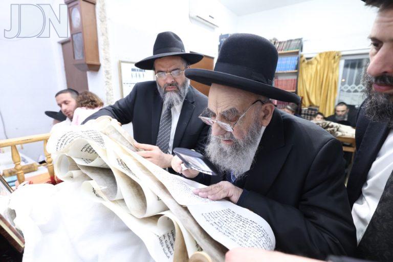 הגר''מ צדקה קריאת מגילה (3)