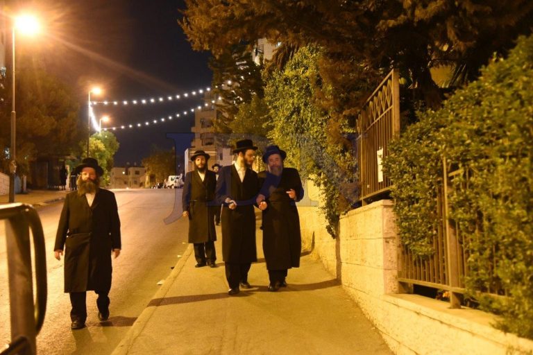 האדמור-מרחמסטריווקא-בטיול-ברחובות-ירושלים-3