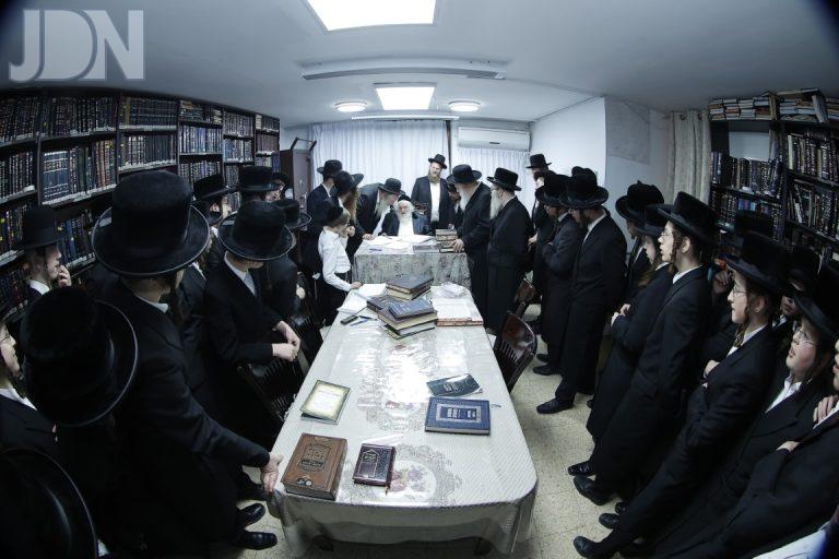 ישיבת מנחת יצחק אצל הגר''מ שטרנבוך (3)