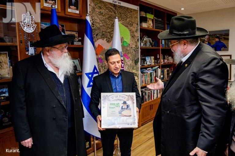 ר''ע באר שבע מקבל מצות מחב''ד (4)