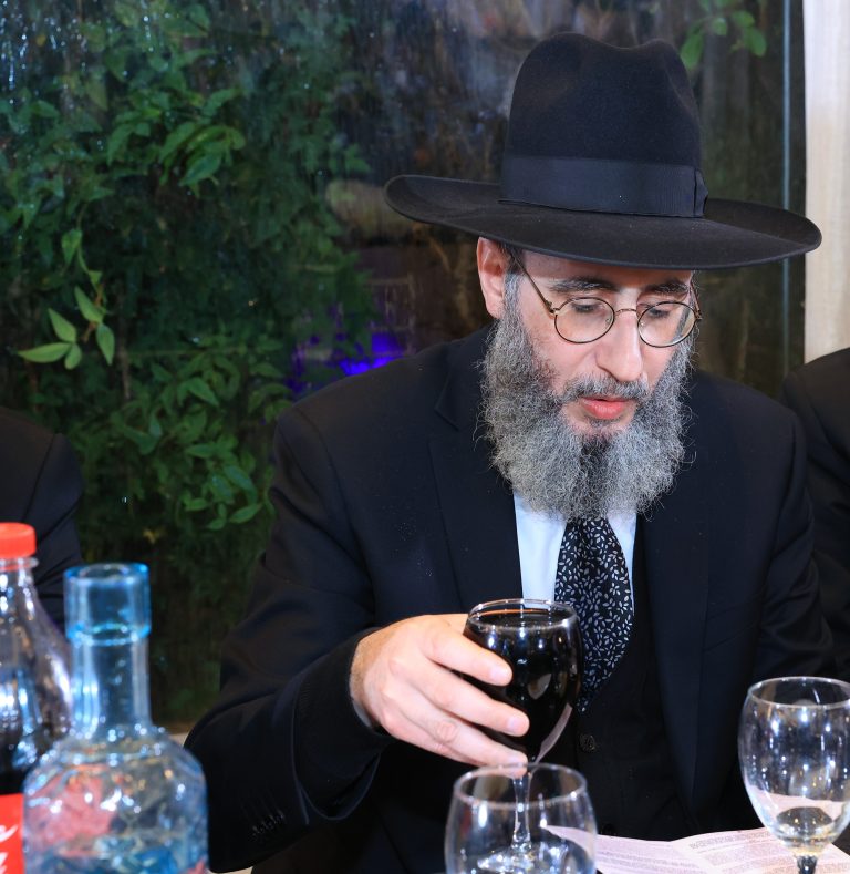 שמול התמונה האחרונה