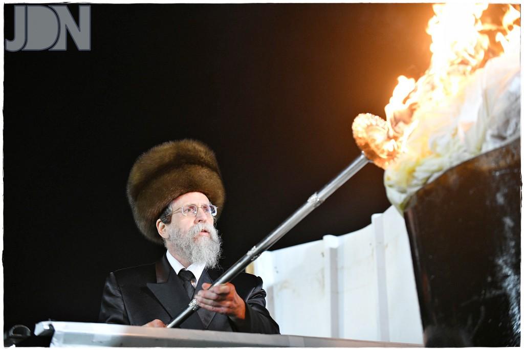 מלכות שבמלכות: רגע השיא על גג הציון – בהדלקה של האדמו"ר מבאיאן • צפו
