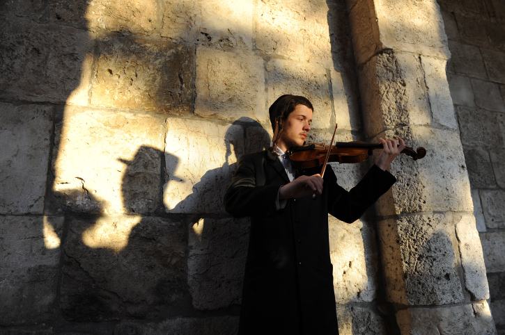 VIOLINIST IN JERUSALEM OLD CITY