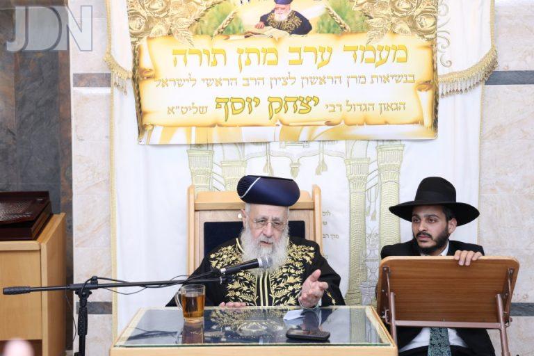 הגר''י יוסף שיעור בביהכנ''ס אור חביב (13)