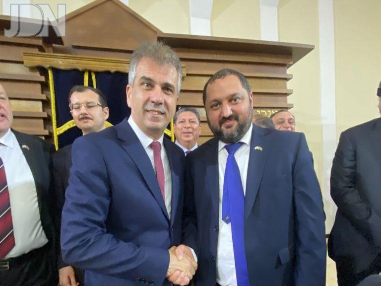 הרב איסייב עם שר החוץ בביקורו באזרבייגן - צילום באדיבות הקהילה היהודית