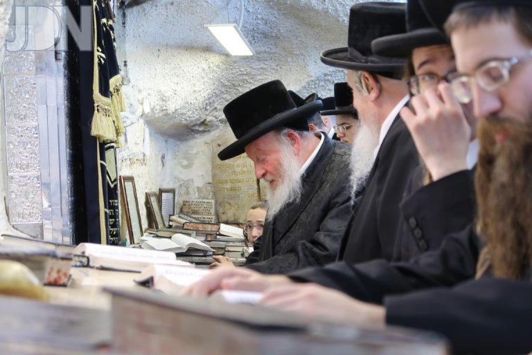 מהרי''ד מלעלוב בקבר שמעון הצדיק (10)