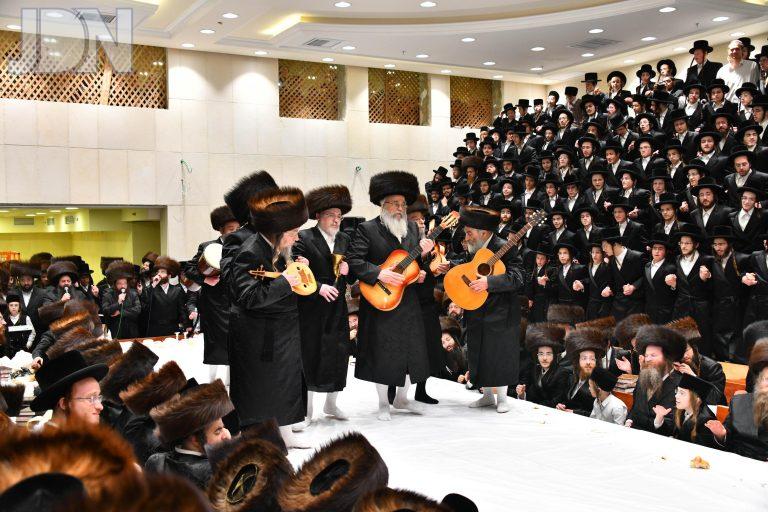 מכנובקא בעלזא נעילת חג השבועות תשפ''ג ופאראשפיל (18)