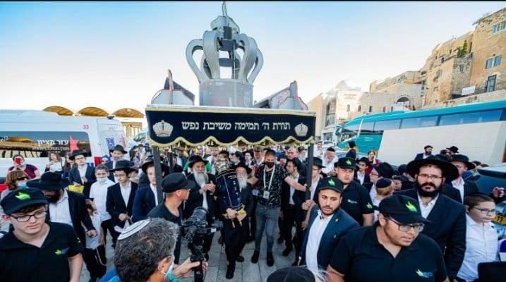 היום: רבבות יחגגו יחד בהכנסת ספר התורה השמיני של ילדי ישראל בכותל