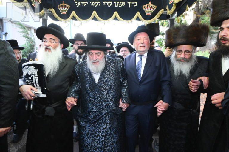 גארליץ הכנסת ספר תורה (6)