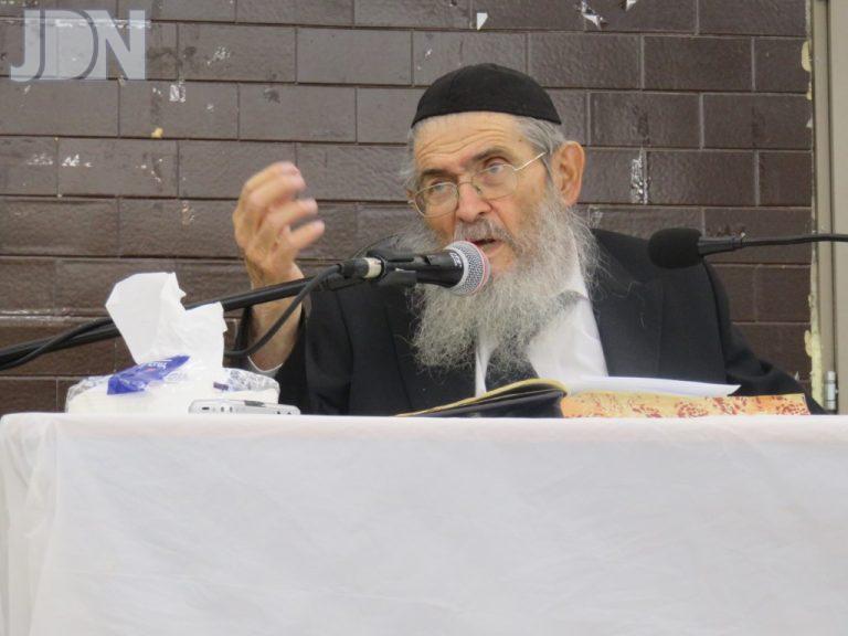 הרב יצחק הקר הגיע לישיבה (1)