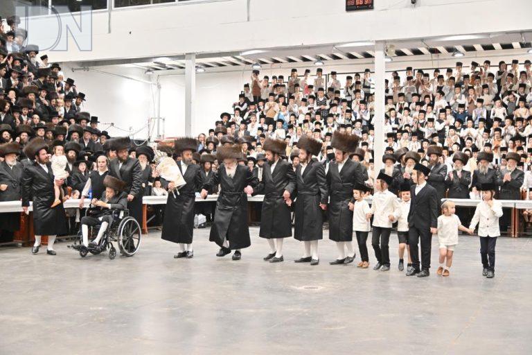 ויז'ניץ הכנסת ספר תורה (28)