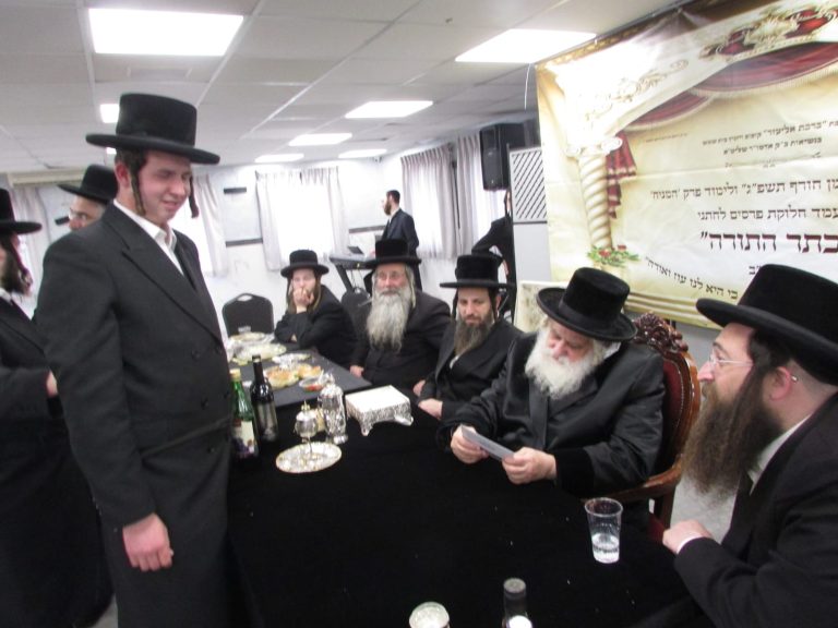 מעמד חלוקת פרסים כק אדמור שליטא בחלוקת הפרשים למצטיינים