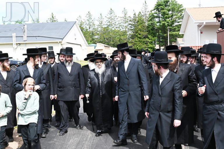 קביעת מזוזות מחנה סאטמאר (7)