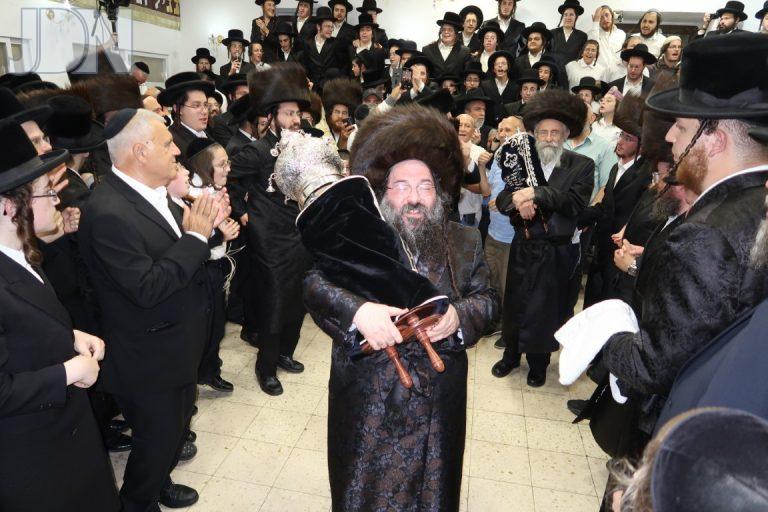 ראדושיץ הכנסת ס''ת (9)