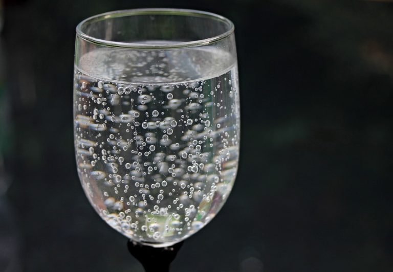 water-glass-gbb83e22d6_1280