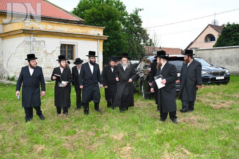 בכניסה לבית החיים בערלוי