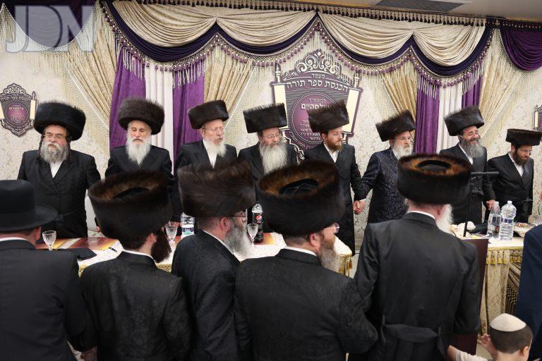 בריקודים של שמחה בעת סעודת המצווה