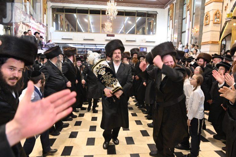 ברסלב מאה שערים הכנסת ס''ת (10)