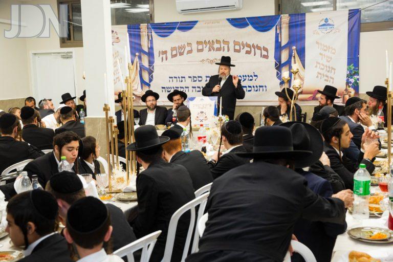 ישיבת באר שמחה ברסלב הכנסת ס''ת (12)