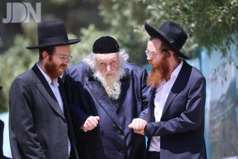 מרן הגר''מ שטרנבוך בבין הזמנים צילום דוד ארזני