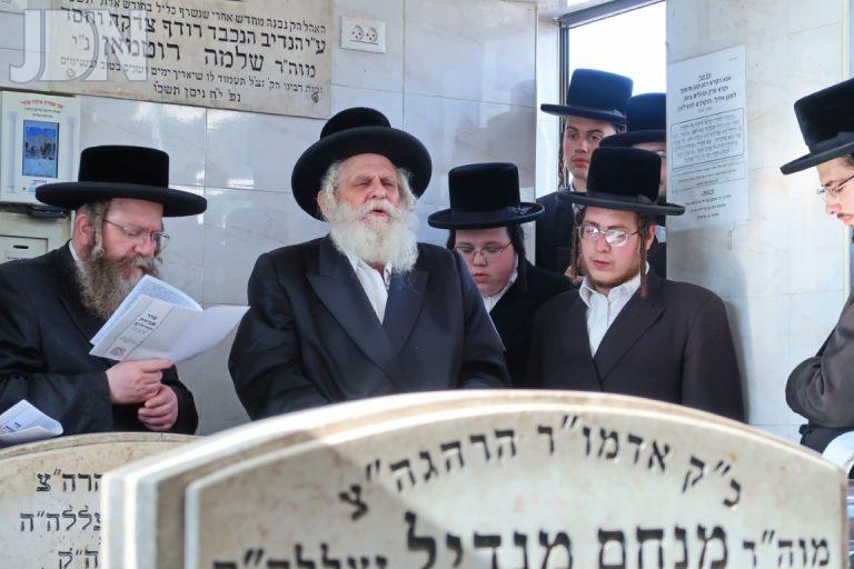 קוסוב ויז'ניץ עליה לציון חותנו (6)