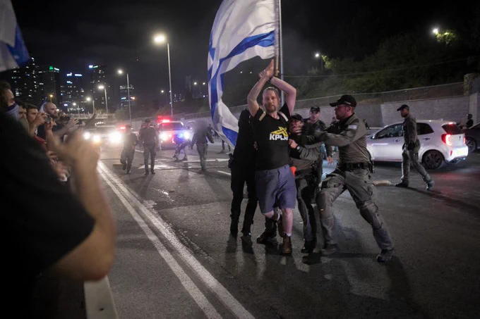 איילון: נהג דרס מפגיני שמאל ונעצר ע"י המשטרה