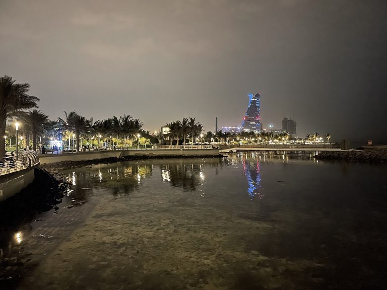 Jeddah_Corniche_at_night