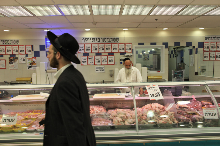 Ultra orthodox people buy food