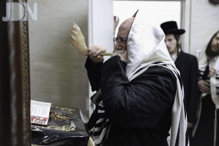 בתפילת ראש חודש אלול בביה''ד בביתו נאווה קודש - בתקיעת שופר (1)