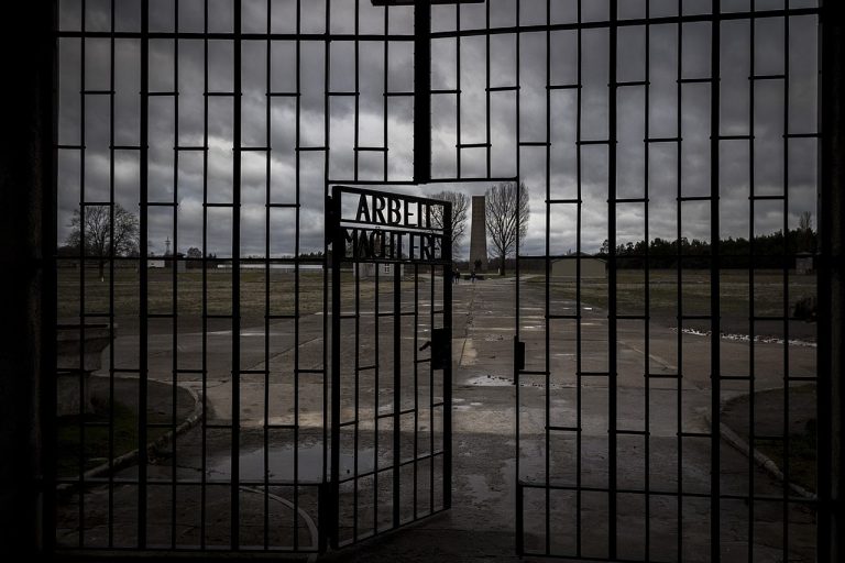 1280px-Entrance_of_Sachsenhausen_concentration_camp