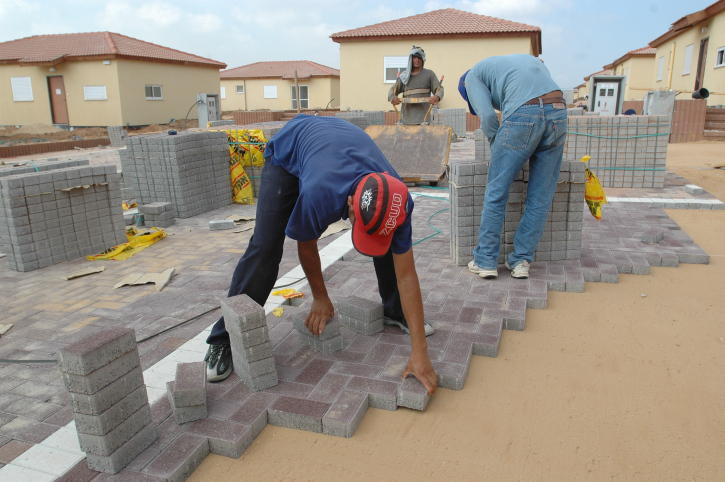 Palestinians building caravan houses in Gush Katif