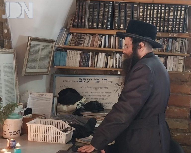 אדמור מקראלי בקבר דן בן יעקב