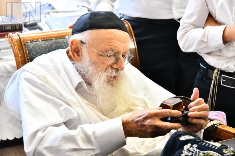 הגר''מ גריינמן תפילין של החזון איש (4)