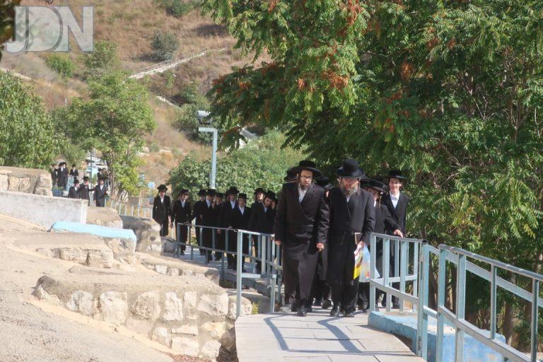 הרב יואל טייטלבוים בן סאטמאר נסיעה גליל (10)