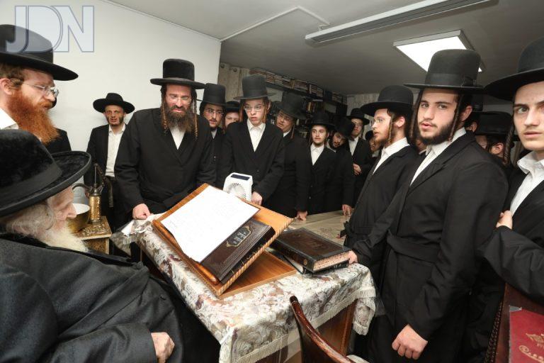ישיבת מהרי''ט סאטמאר אצל הגר''מ שטרנבוך (4)