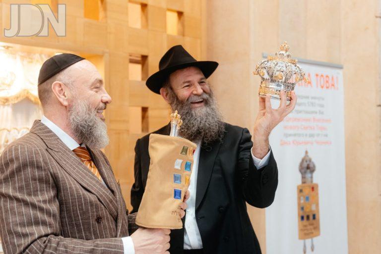 מוסקבה הכנסת שלושה ספרי תורה (80)