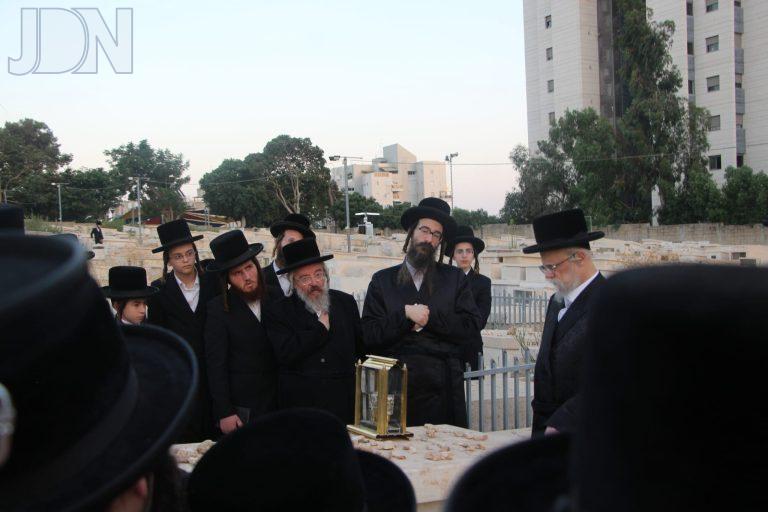 סערט ויז'ניץ קבר אמו (10)
