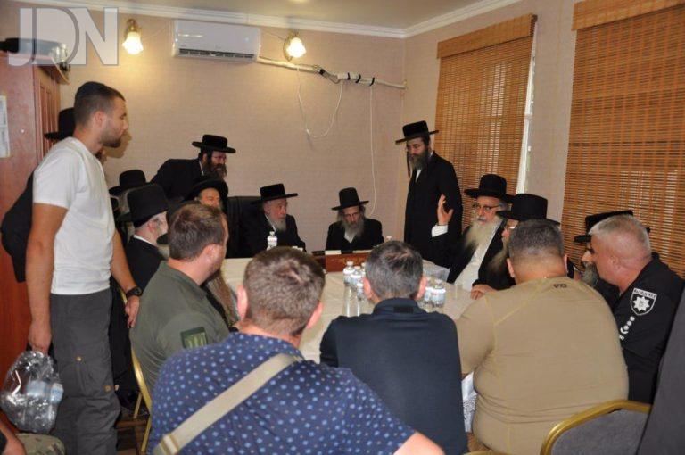 רבני ברסלב פגישה משטרה אומן (6)