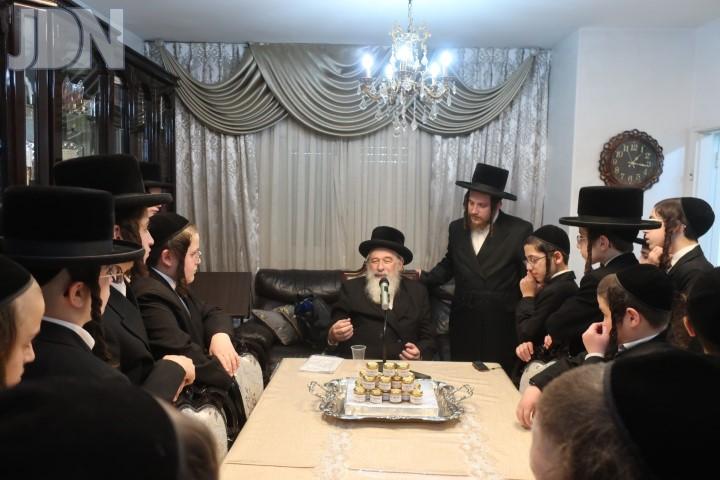 תלמידי מכינה לישיבה קטנה בני אהרן מכנובקא בעלזא ירושלים בשיחה אצל המשפיע ר' ברוך גריפפעל שליט''א (6)